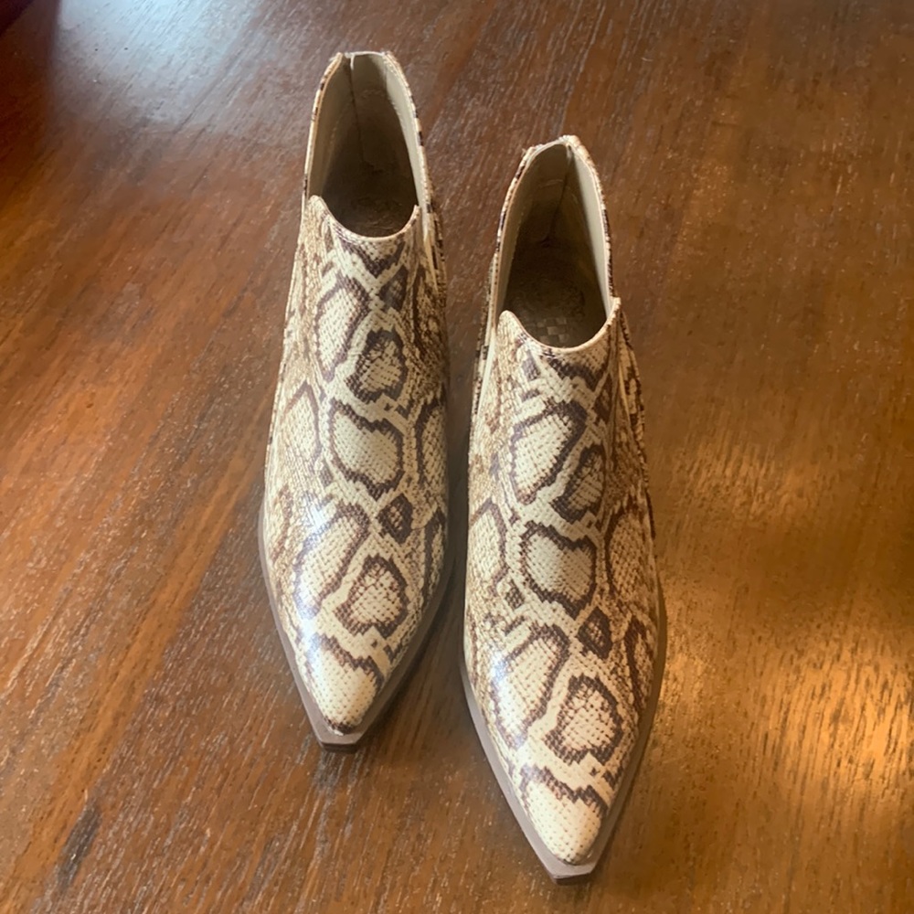 *NWT* Vince Camuto Snake Skin Booties in Size 8.5
